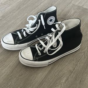 Size 6 Men’s Black Hightop Converse